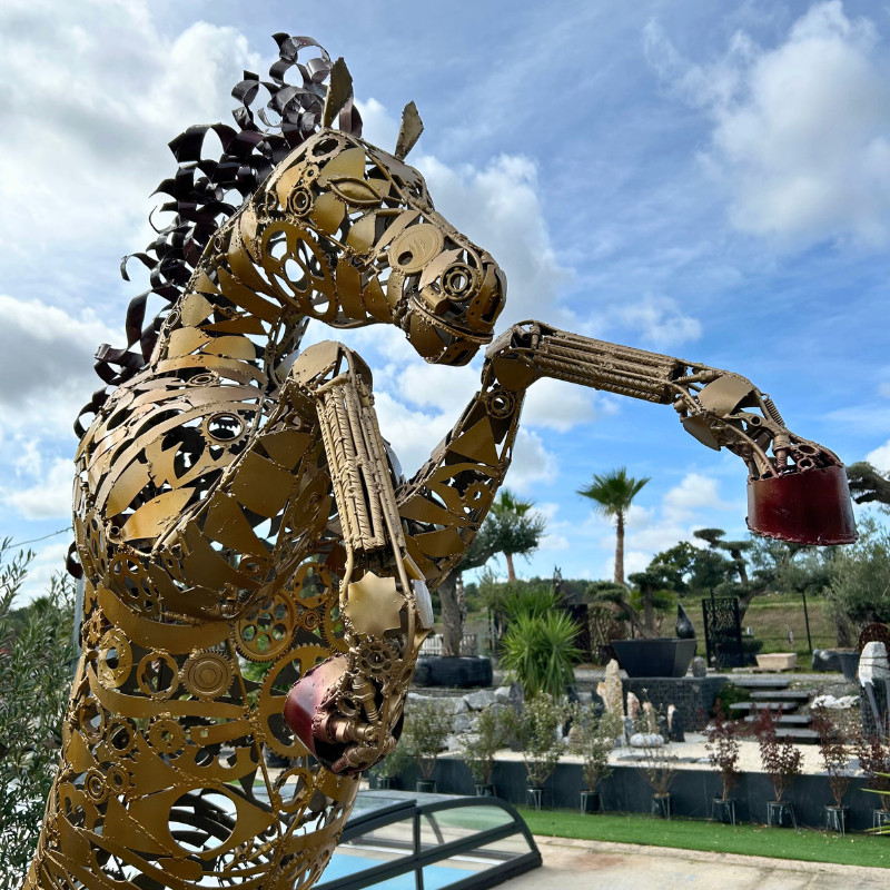 Sculpture de cheval cabré en métal couleur or