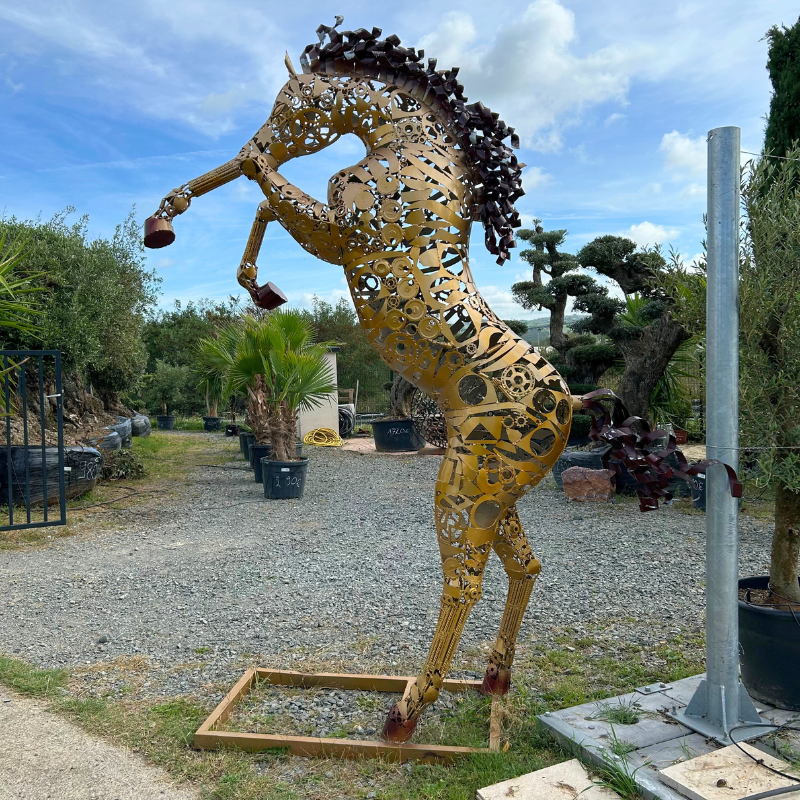 Sculpture de cheval cabré en métal couleur or