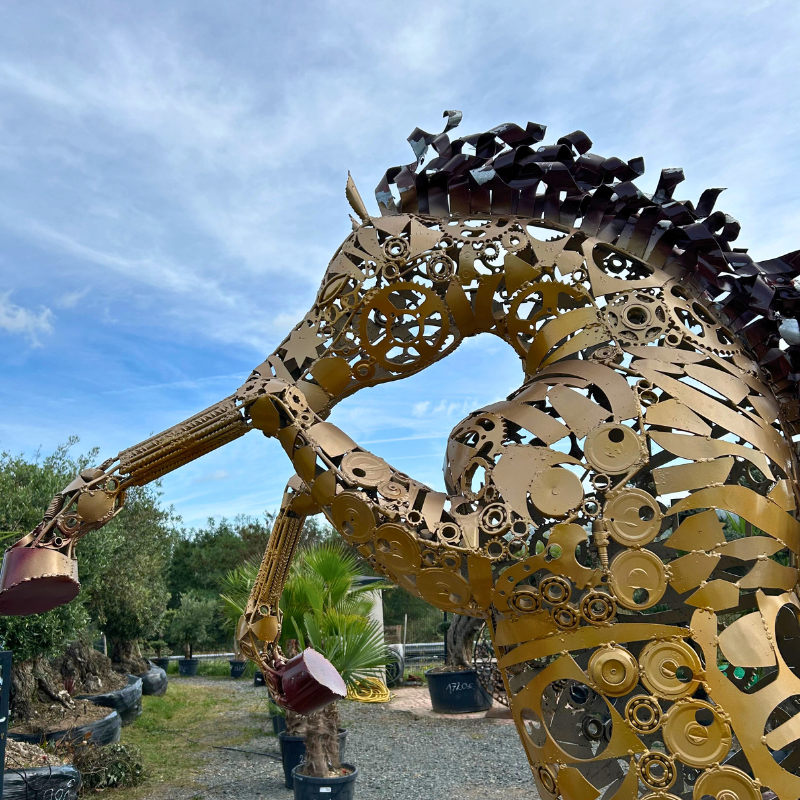 Sculpture de cheval cabré en métal couleur or