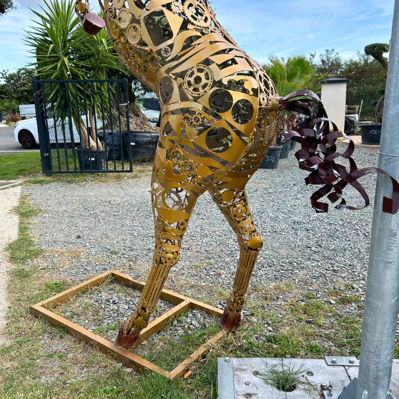 Sculpture de cheval cabré en métal couleur or