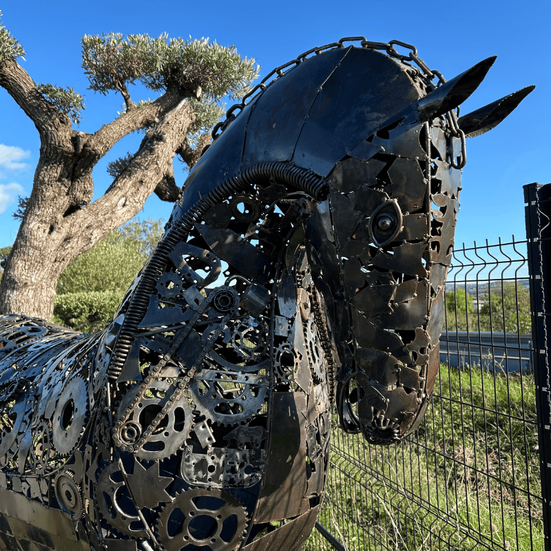 Sculpture de cheval à l'arrêt en métal