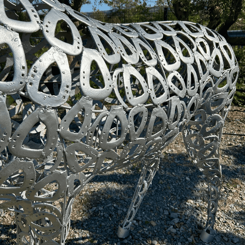 Sculpture de cerf gris en métal recyclé