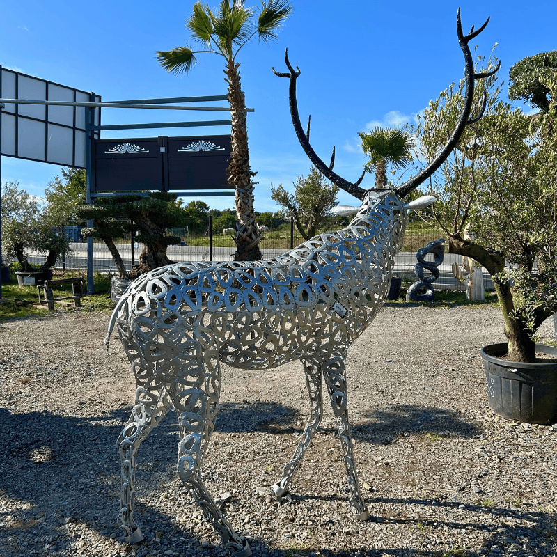 Sculpture de cerf gris en métal recyclé