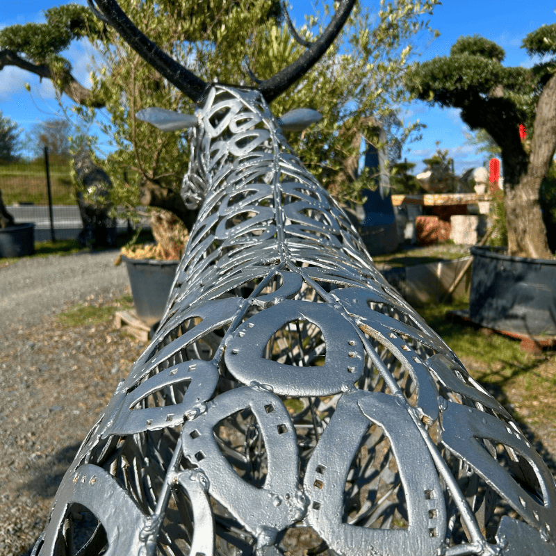 Sculpture de cerf gris en métal recyclé