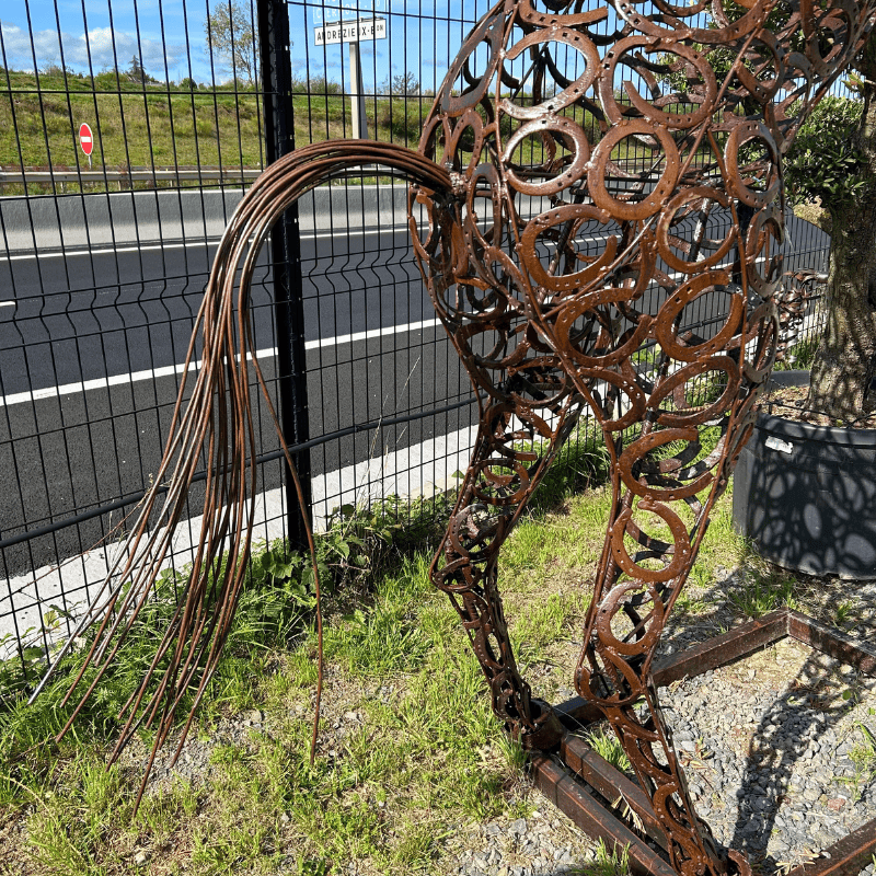 Sculpture de cheval cabré en métal