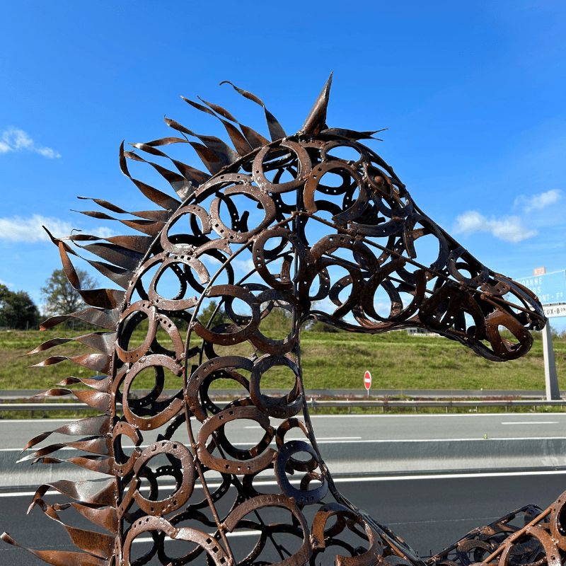 Sculpture de cheval cabré en métal