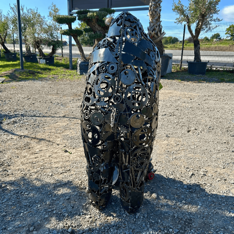 Sculpture d'ours en métal recyclé