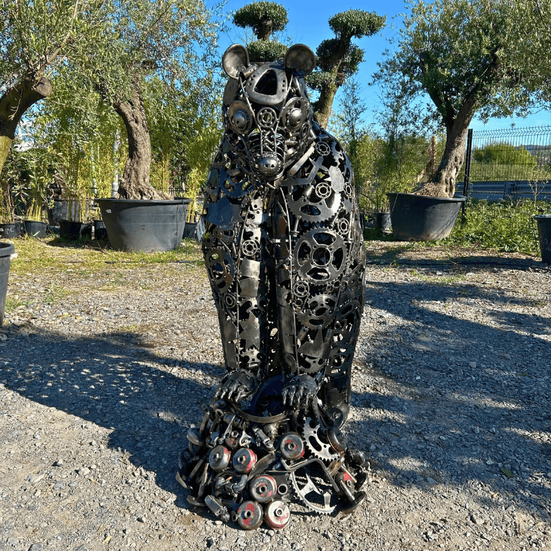 Sculpture d'ours en métal recyclé