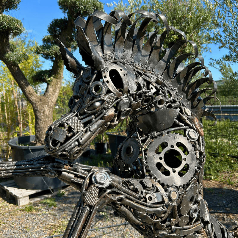 Sculpture de petit cheval cabré en métal