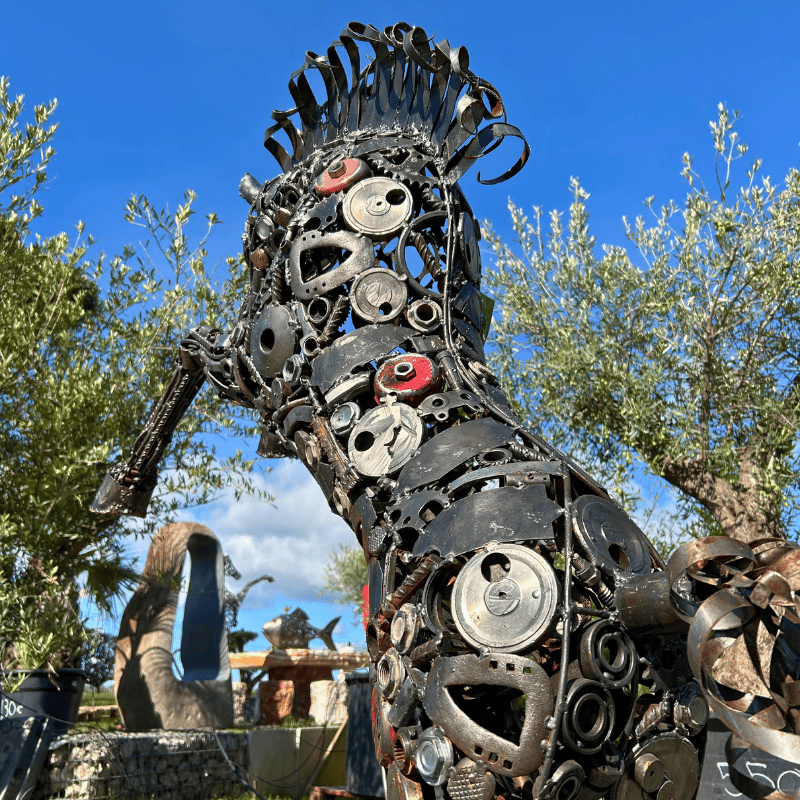Sculpture de petit cheval cabré en métal