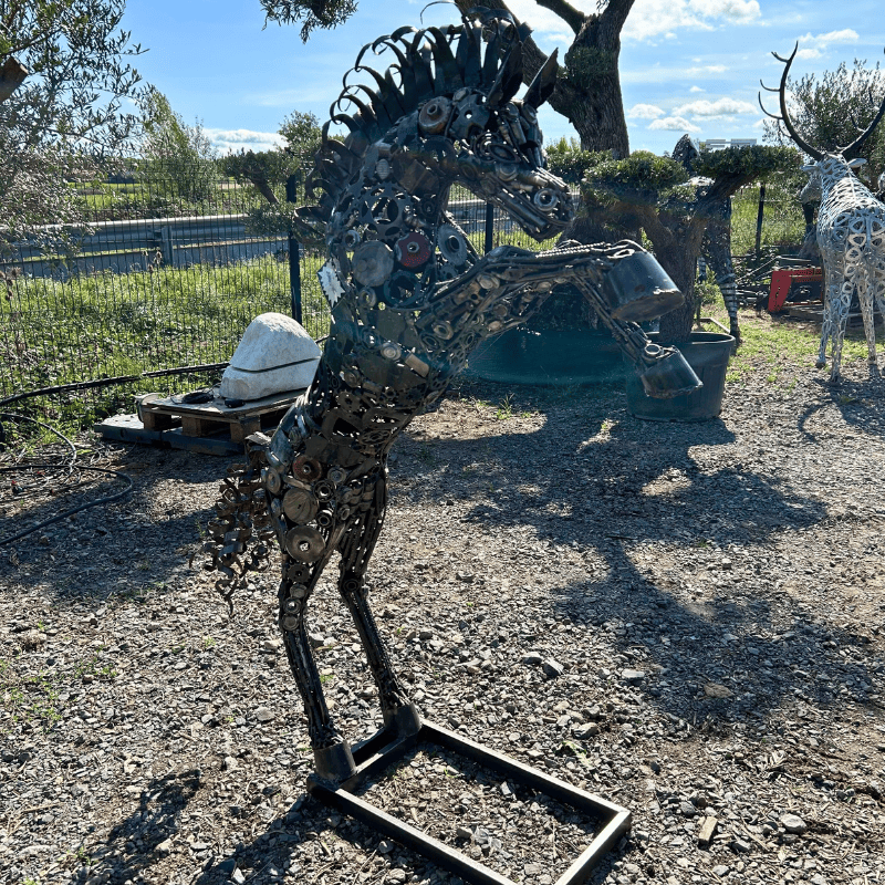 Sculpture de petit cheval cabré en métal