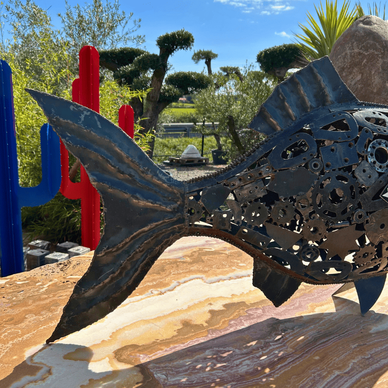 Sculpture de poisson en métal recyclé