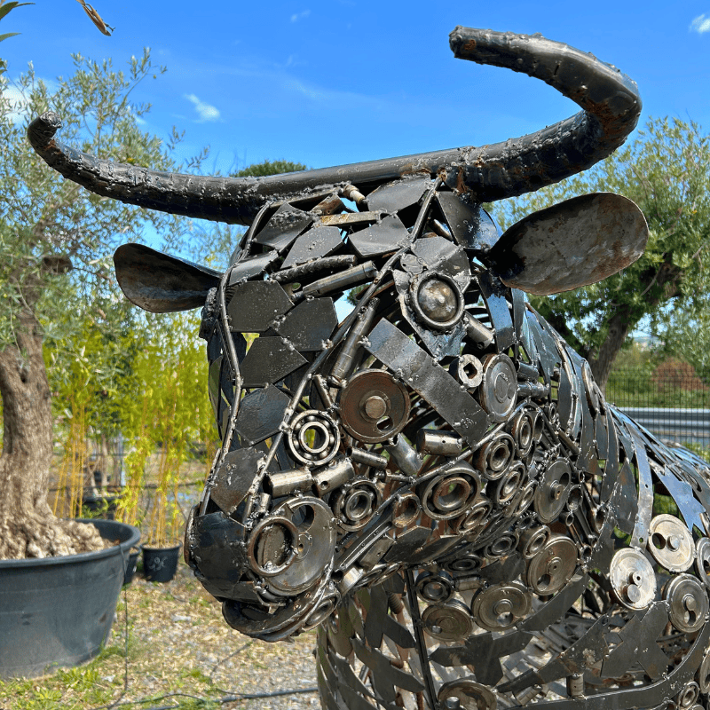 Sculpture de taureau en métal recyclé