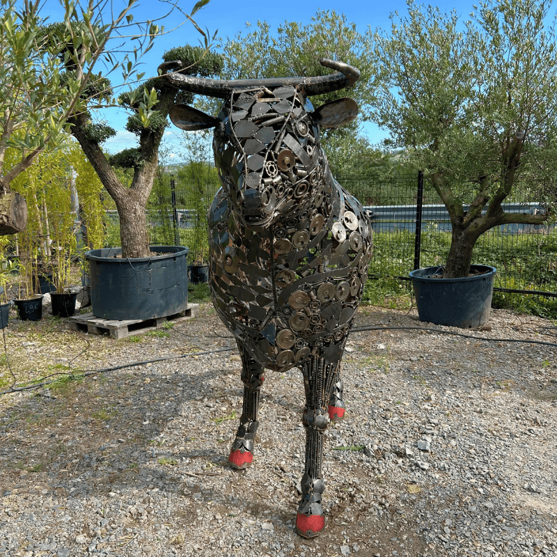 Sculpture de taureau en métal recyclé