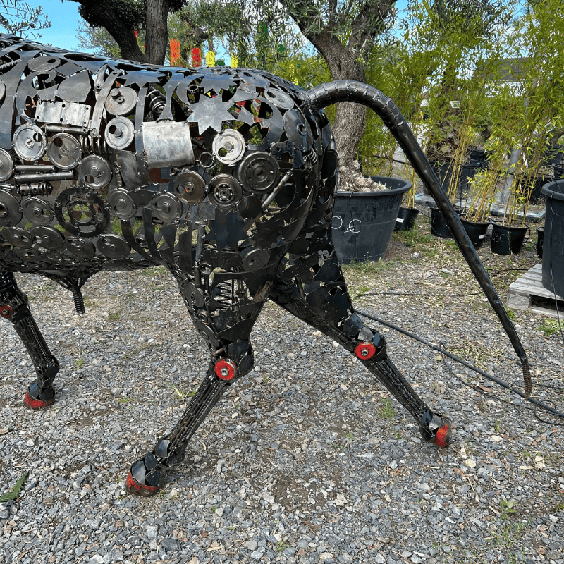 Sculpture de taureau en métal recyclé