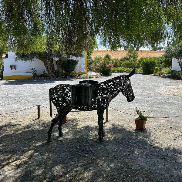 Sculpture d'un âne en métal