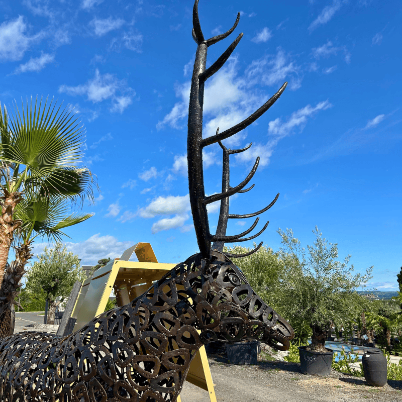 Sculpture de cerf en métal recyclé