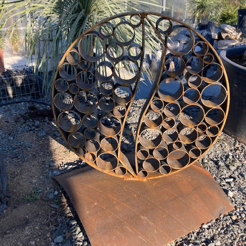 Sculpture de flamme encerclée en métal