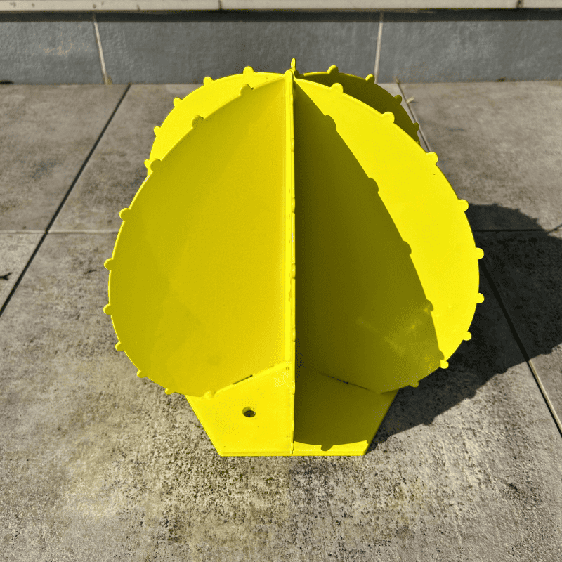 Cactus boule en métal jaune