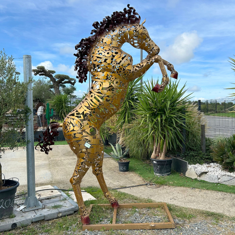 Sculpture de cheval cabré en métal couleur or