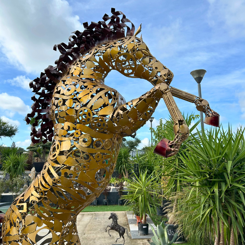 Sculpture de cheval cabré en métal couleur or