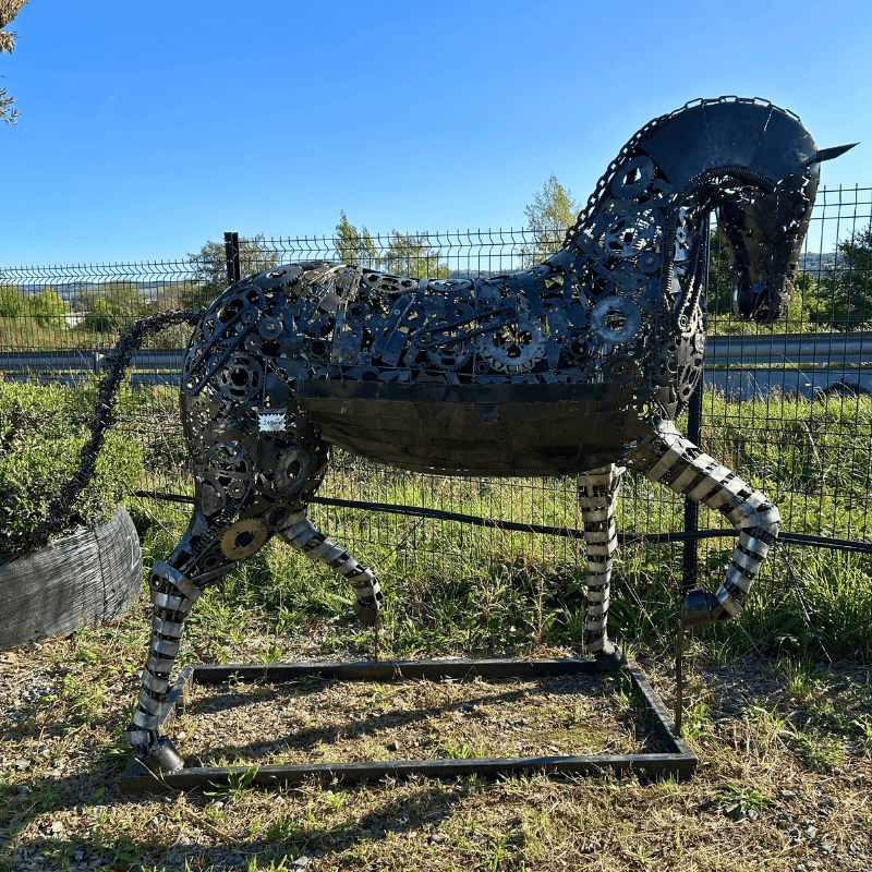 Sculpture de cheval à l'arrêt en métal