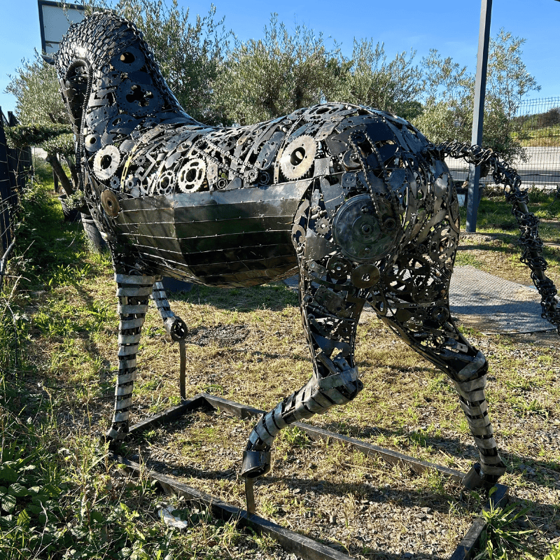 Sculpture de cheval à l'arrêt en métal