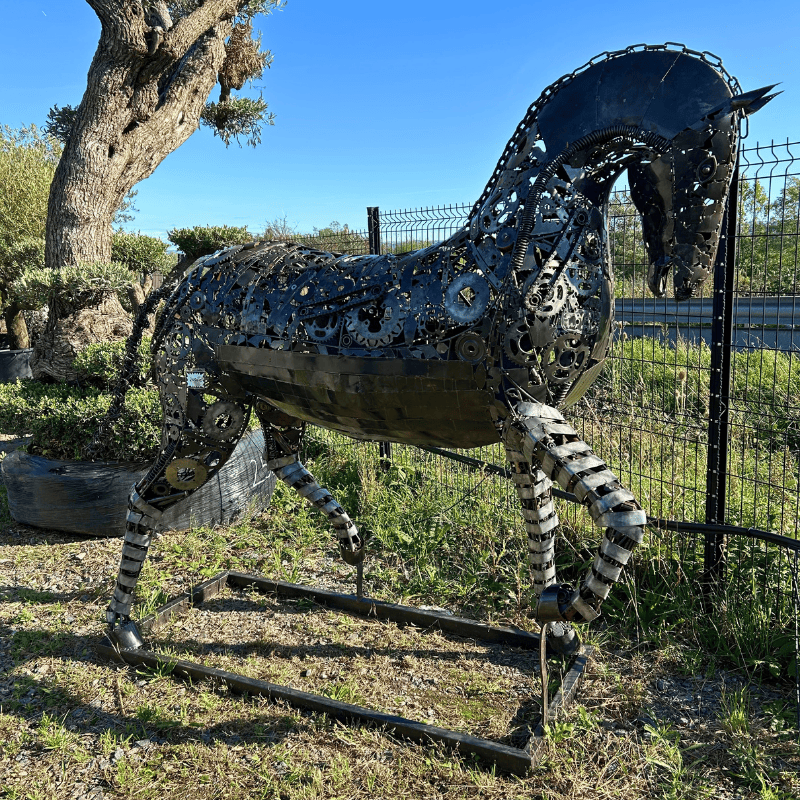 Sculpture de cheval à l'arrêt en métal