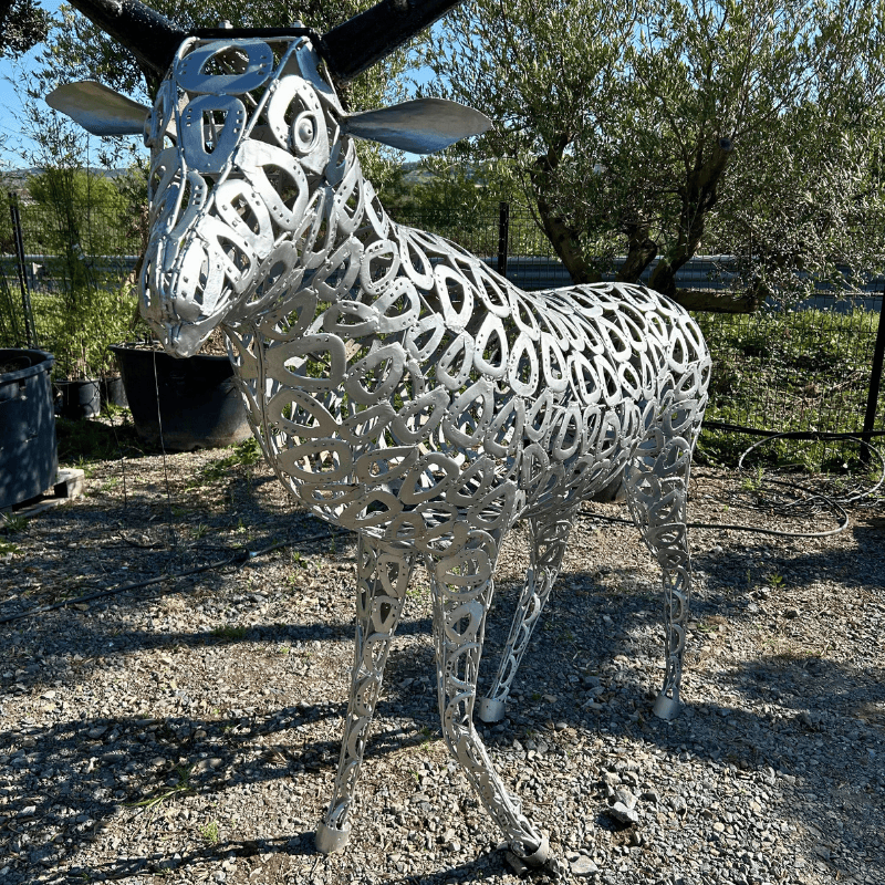 Sculpture de cerf gris en métal recyclé