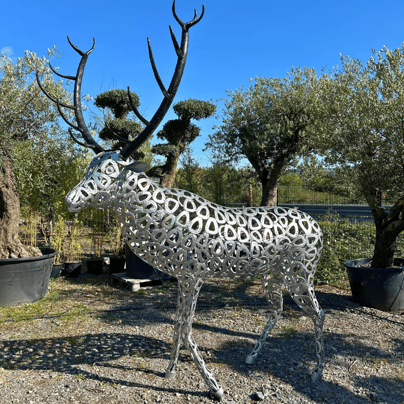Sculpture de cerf gris en métal recyclé