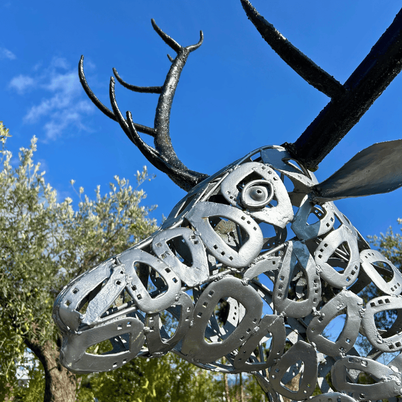 Sculpture de cerf gris en métal recyclé