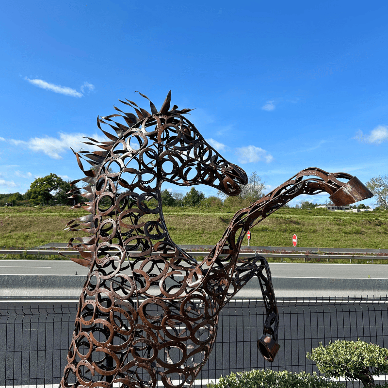 Sculpture de cheval cabré en métal