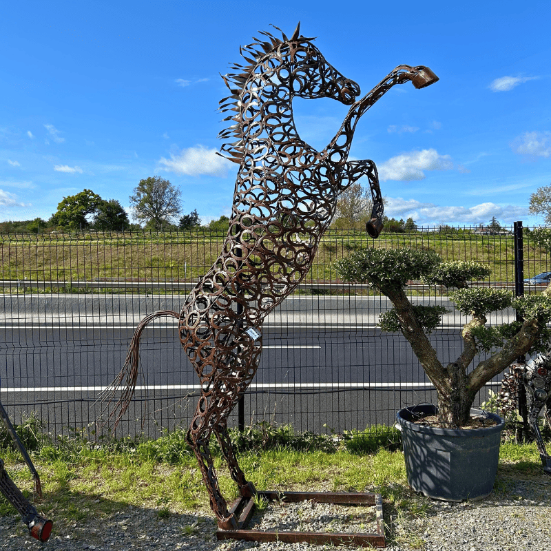 Sculpture de cheval cabré en métal