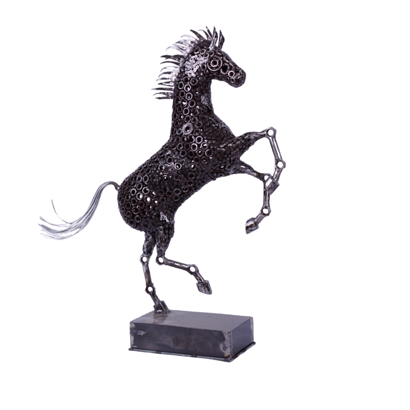 Sculpture de cheval métallique en boulons