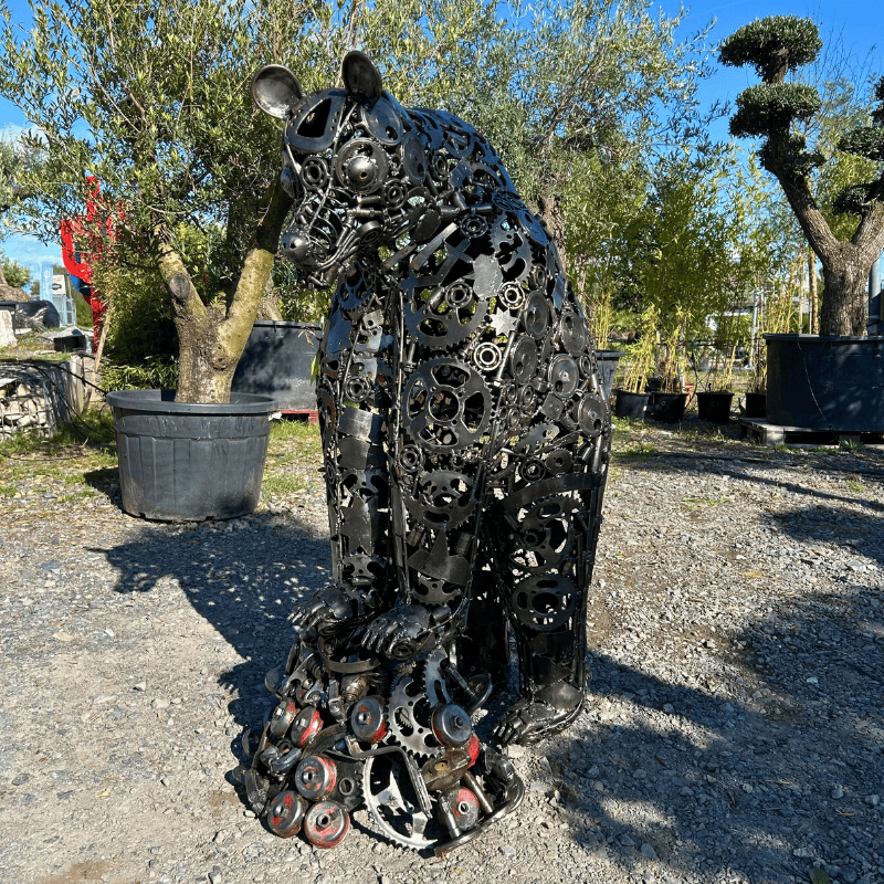 Sculpture d'ours en métal recyclé