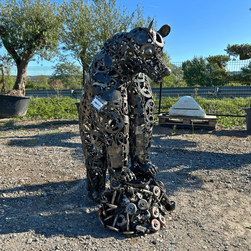 Sculpture d'ours en métal recyclé