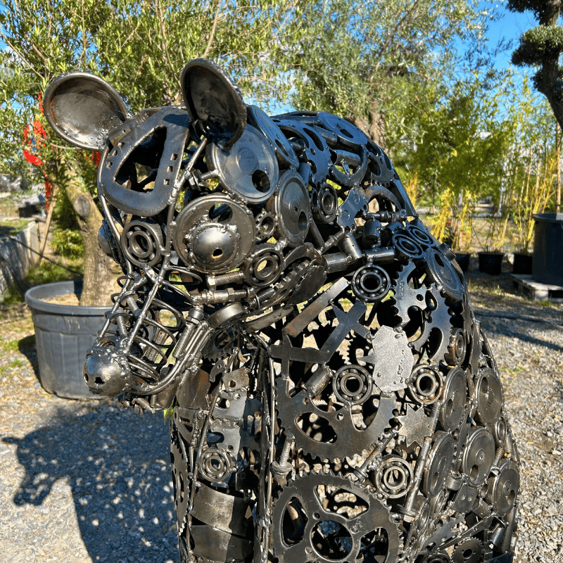 Sculpture d'ours en métal recyclé