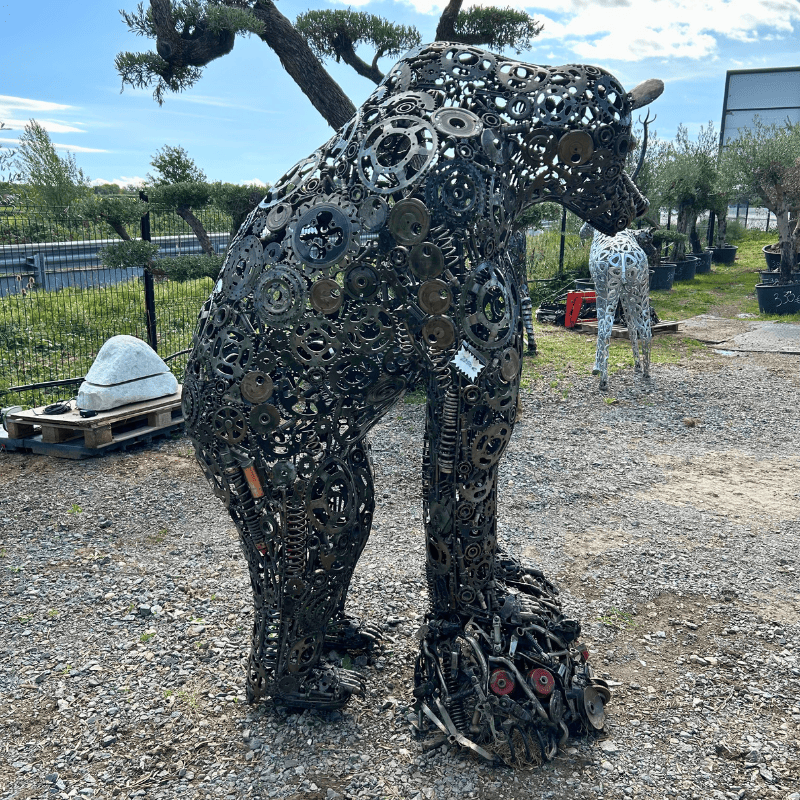 Sculpture d'ours en métal de 2 m
