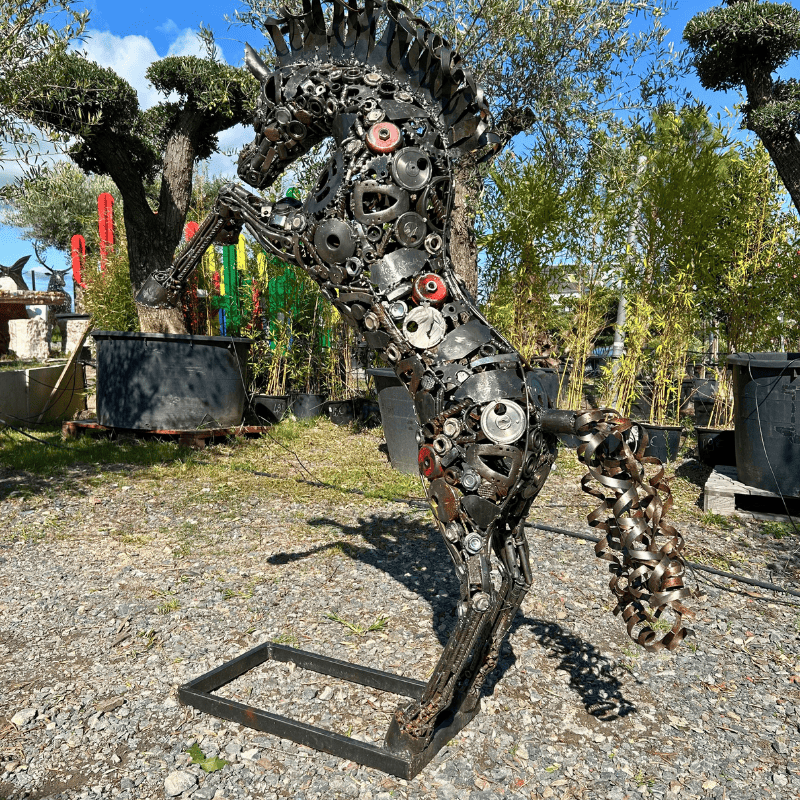 Sculpture de petit cheval cabré en métal