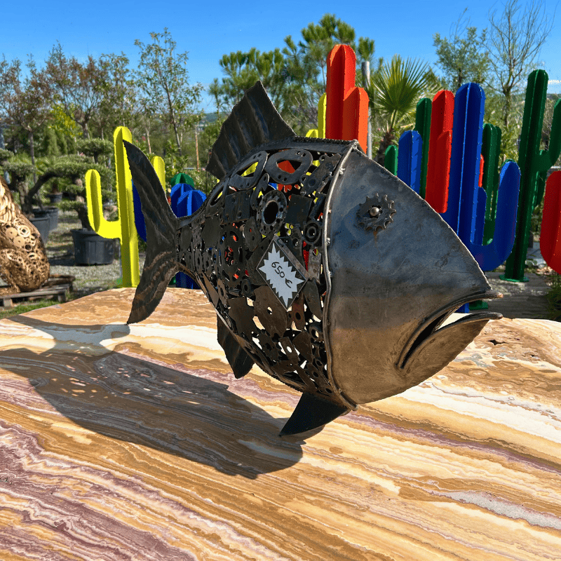 Sculpture de poisson en métal recyclé