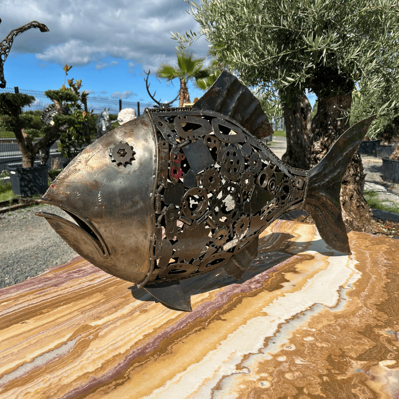 Sculpture de poisson en métal recyclé