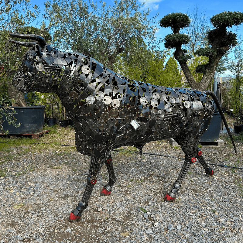 Sculpture de taureau en métal recyclé