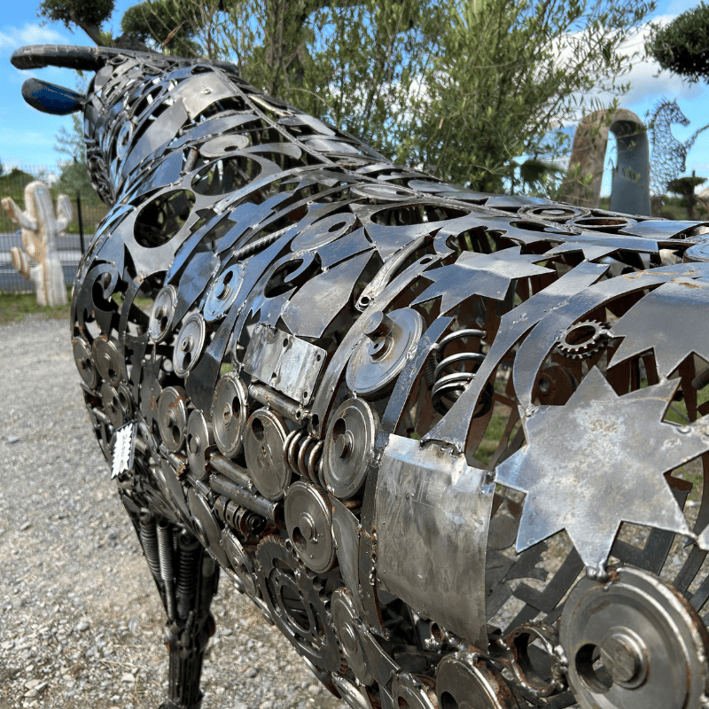 Sculpture de taureau en métal recyclé