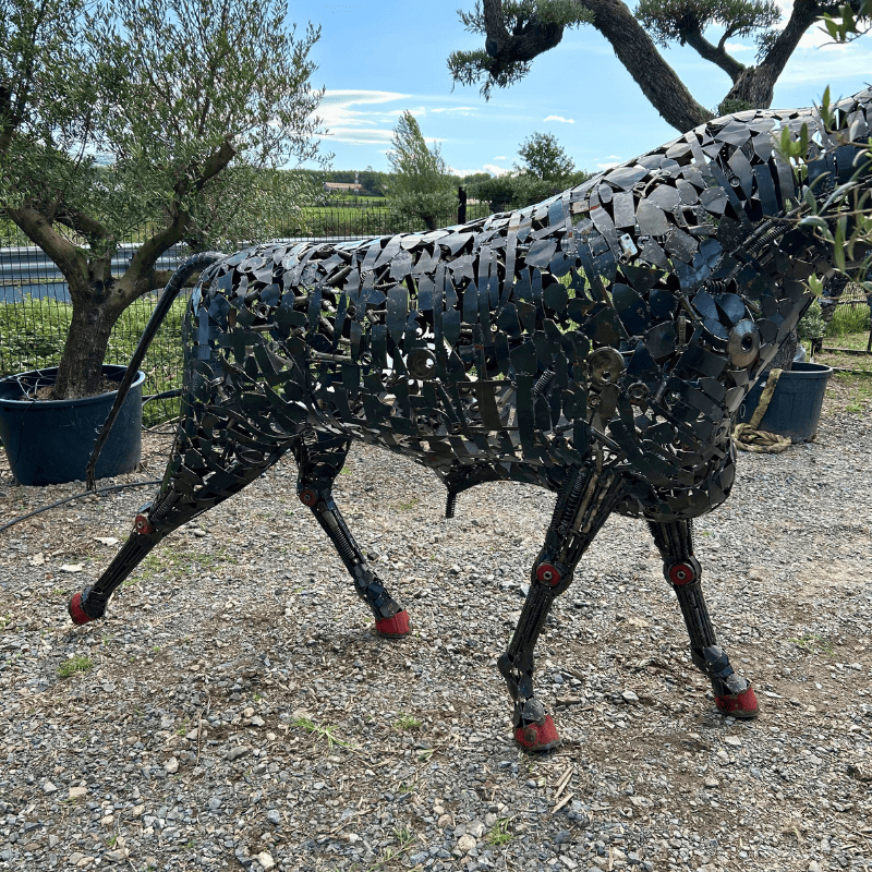 Sculpture de taureau en métal recyclé