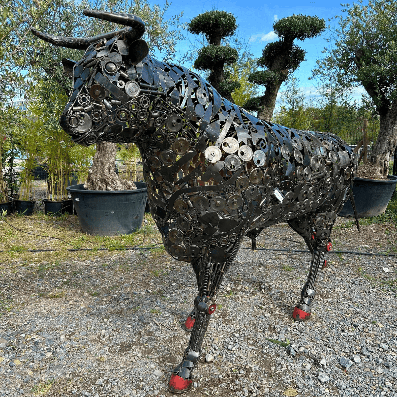 Sculpture de taureau en métal recyclé