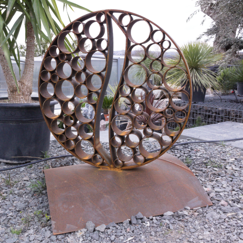 Sculpture de flamme encerclée en métal