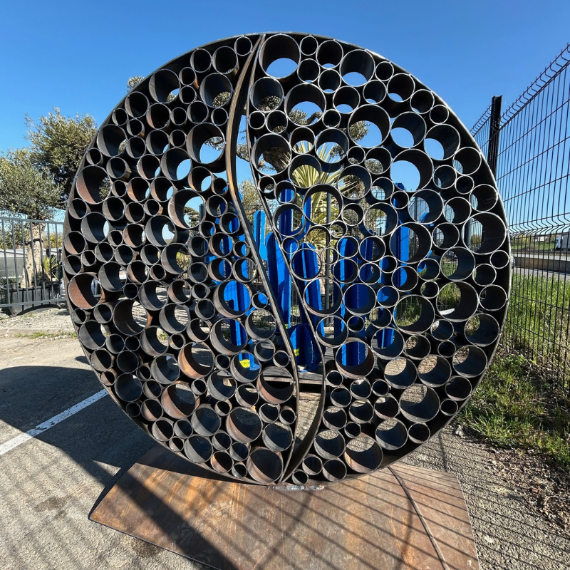 Sculpture de flamme encerclée en métal