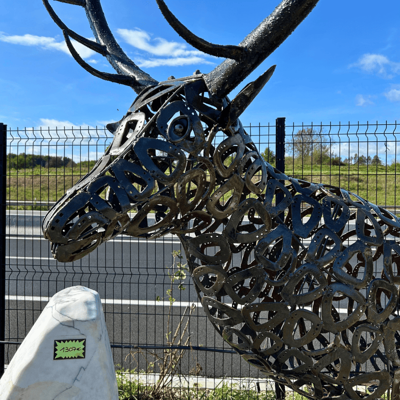 Sculpture de cerf en métal recyclé