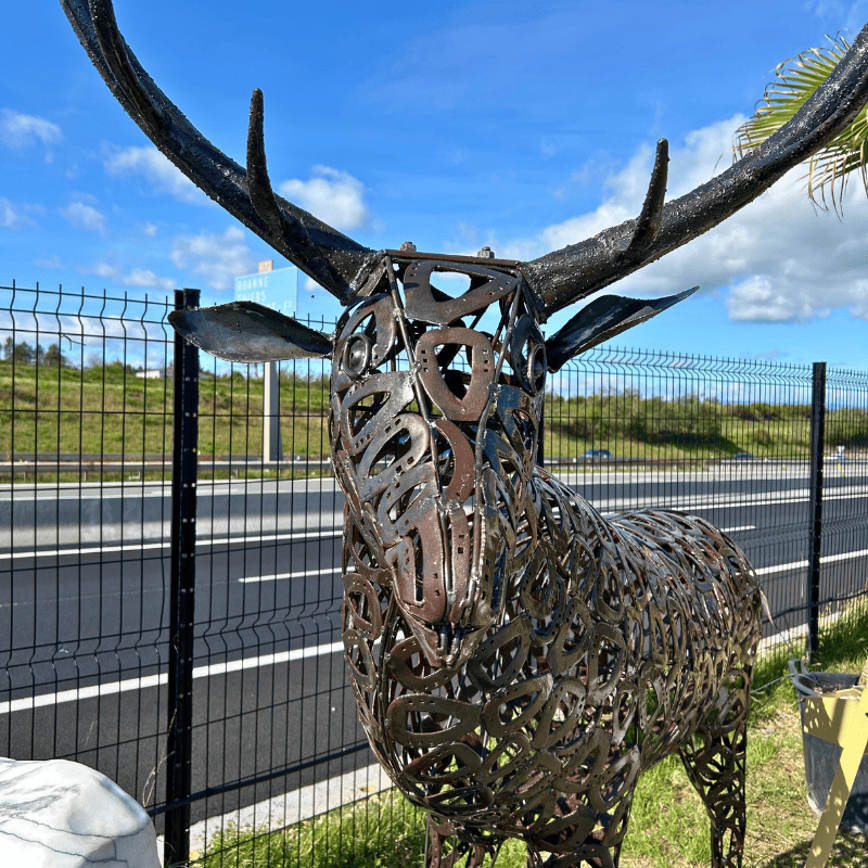 Sculpture de cerf en métal recyclé