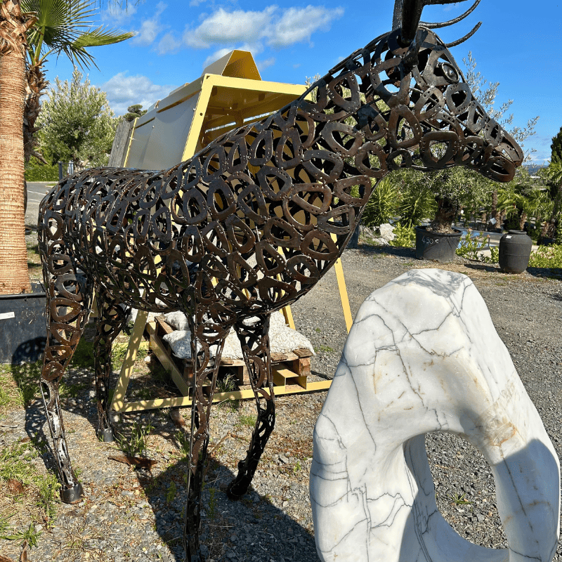 Sculpture de cerf en métal recyclé
